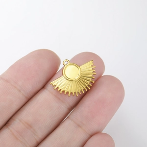 Nahaufnahme eines goldenen Edelstahl-Fächeranhängers zur Darstellung der DIY-Größe