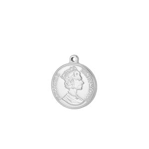 Macro del ciondolo a moneta vintage in argento con rilievo della Regina Elisabetta II e 1990