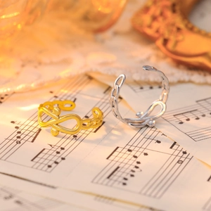 Detailansicht von Unendlichkeitsschleife-Ringen in Gold und Silber mit Kettenmuster