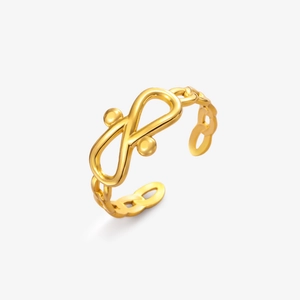 Detailansicht des 18K vergoldeten Infinity-Knoten-Rings mit Kettentextur und Perlen