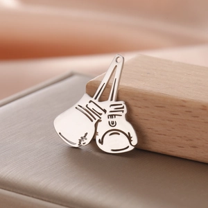 Pendentif gant de boxe en acier inoxydable poli argent sur support en bois rustique