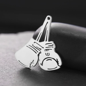 Vue macro détaillée du pendentif gant de boxe en acier inoxydable poli couleur argent