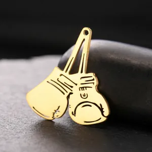 Colgante guante de boxeo de acero inoxidable chapado en oro 18K sobre fondo de piedra
