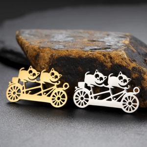 Détail des pendentifs chat à vélo tandem en or et argent pour la création de bijoux DIY