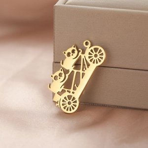 Pendentif doré DIY avec un design détaillé de carrosse de chat pour la création de bijoux