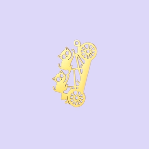 Détail d'un pendentif ajouré en forme de raton laveur à vélo doré pour bijoux DIY