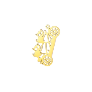 Détail macro d'un pendentif ajouré doré avec d'adorables chats sur un carrosse