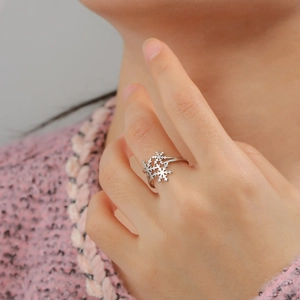 Adjustable silver snowflake open ring in stainless steel for women on model finger