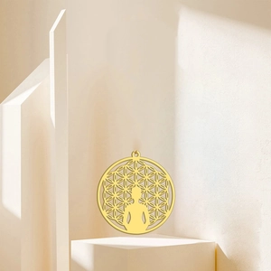 Colgante de acero dorado calado con figura de meditación yoga y flor de la vida