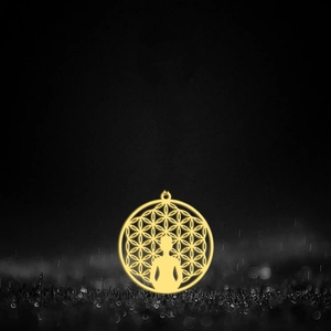 Colgante Flor de la Vida dorado con silueta de meditación en acero inoxidable
