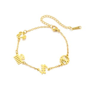 Gouden roestvrijstalen armband met Afrikaanse Adinkra-symbolen en karabijnsluiting op wit