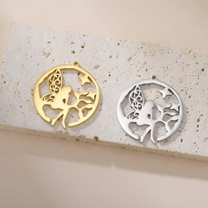 Detalle de colgantes circulares calados con motivos de hadas en acabados oro y plata
