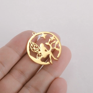 Colgante circular de acero inoxidable dorado con silueta de hada y árbol calado