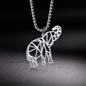 Detail van een geometrische olifant hanger in zilver met een elegante box ketting