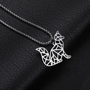 Macro-opname van zilveren geometrische origami vos hanger ketting op zwart leer textuur