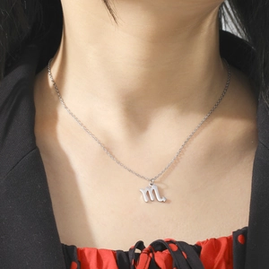 Collier signe Scorpion argenté poli sur mannequin avec pendentif géométrique
