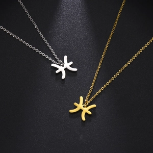 Vue détaillée des colliers pendentifs signe Poissons en or et argent sur fond noir
