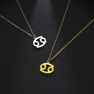 Détails des colliers signe Cancer en or et argent au design minimaliste et élégant