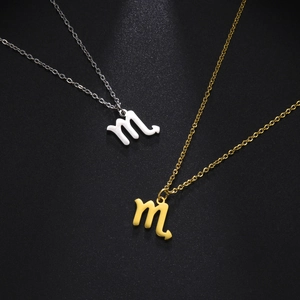 Gros plan de pendentifs Scorpion en or et argent sur chaînes avec finition polie