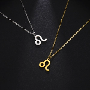 Vue macro des pendentifs Lion en or 18K et argent sur des chaînes en O minimalistes