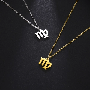 Vue détaillée des pendentifs signe Vierge en acier inoxydable coloris or et argent