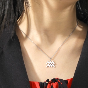 Collier signe Verseau en acier inoxydable argenté porté par un mannequin de mode