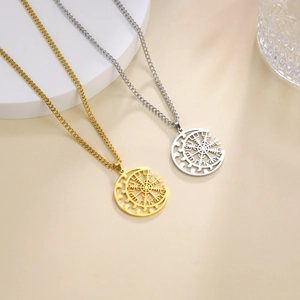 Dettaglio dei ciondoli bussola vichinga Vegvisir in acciaio inox dorato e argento