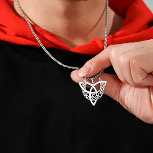 Collana in acciaio inossidabile con pendente nodo celtico e mezzaluna color argento