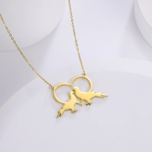Collana cuore oro minimalista con ciondolo piccioni su scale geometriche bianche