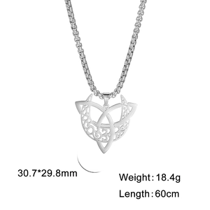 Collana con ciondolo nodo Triquetra in acciaio inossidabile lucido su sfondo bianco