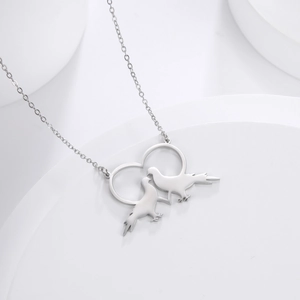 Dettaglio della collana in acciaio inox argento con due uccelli che formano un cuore