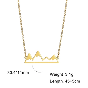 Collana in acciaio inossidabile dorato con ciondolo a forma di montagna su sfondo bianco