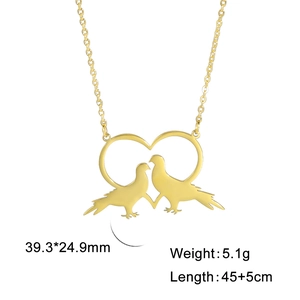 Collana in acciaio inossidabile dorato con ciondolo a cuore e due uccelli su sfondo bianco