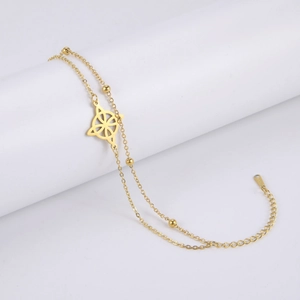 Detail der 18K goldfarbenen Edelstahl-Fußkette mit Hexenknoten und doppelter Perlenkette