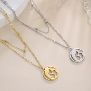 Dubbellaagse ketting met moeder-en-kind silhouet hanger en kralenketting in goud en zilver