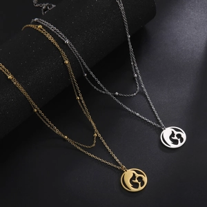 Detailopname van dubbellaagse moeder en kind kettingen in goud en zilver finish