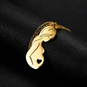 Macro-opname van de vergulde moeder en kind hanger met hartvormig detail