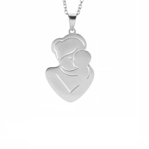 Detail van de zilverkleurige ketting met moeder-kind hanger en een gegraveerde letter L