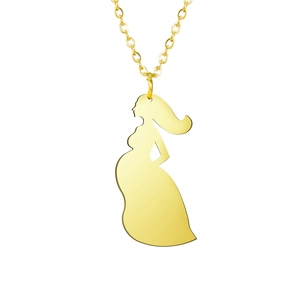 Detailopname van een goudkleurige ketting met hanger van een silhouet van een zwangere vrouw