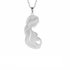 Detail van zilveren moederketting met het silhouet van een zwangere vrouw en hartuitsnijding