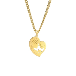 Detail van gouden hartvormige hanger met moeder en kind silhouet aan ketting