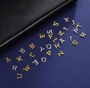 Pendentifs alphabet DIY en acier inoxydable or et argent pour bijoux