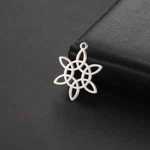 Vue macro d'un pendentif noeud celtique en acier inoxydable argenté sur cuir noir