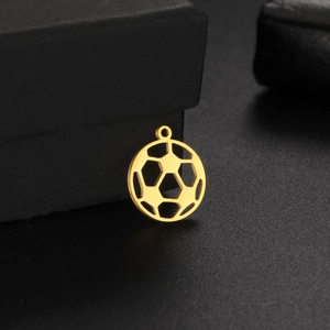 Détail d'un pendentif football 18K or évidé avec texture géométrique et anneau