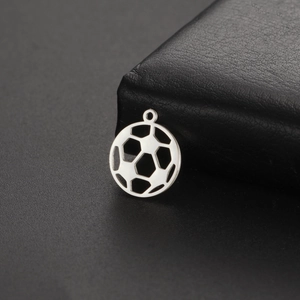 Détail du pendentif ballon de foot évidé en acier inoxydable argenté plaqué or 18K