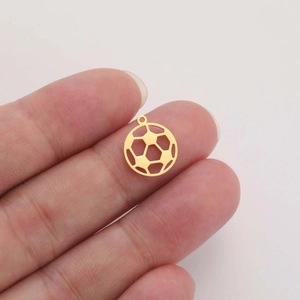 Vue détaillée d'un pendentif ballon de football doré évidé en acier inoxydable 304