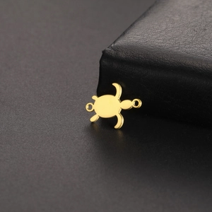 Détail macro d'un connecteur tortue en acier inoxydable doré poli pour bijoux DIY