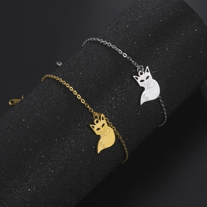 Juego de pulseras con colgante de zorro en acero inoxidable oro y plata sobre soporte