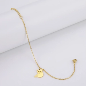 Detalle de pulsera con dije de zorro dorado y cierre de mosquetón en soporte blanco