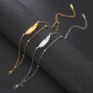 Pulsera minimalista de doble cadena con cuentas y colgante de pluma en oro y plata